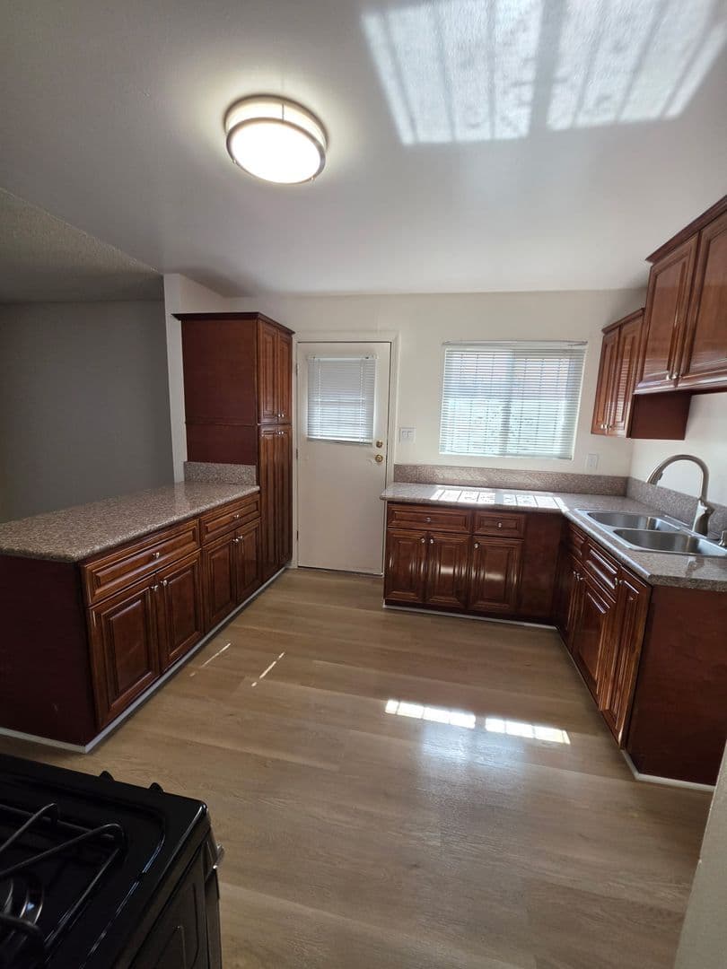 PARAMOUNT Apartment: 13841-55 ARTHUR AVE.