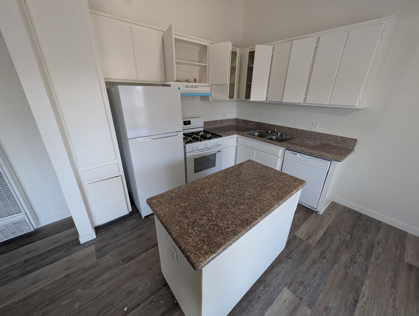 LONG BEACH Apartment: 2342 CEDAR AVE.