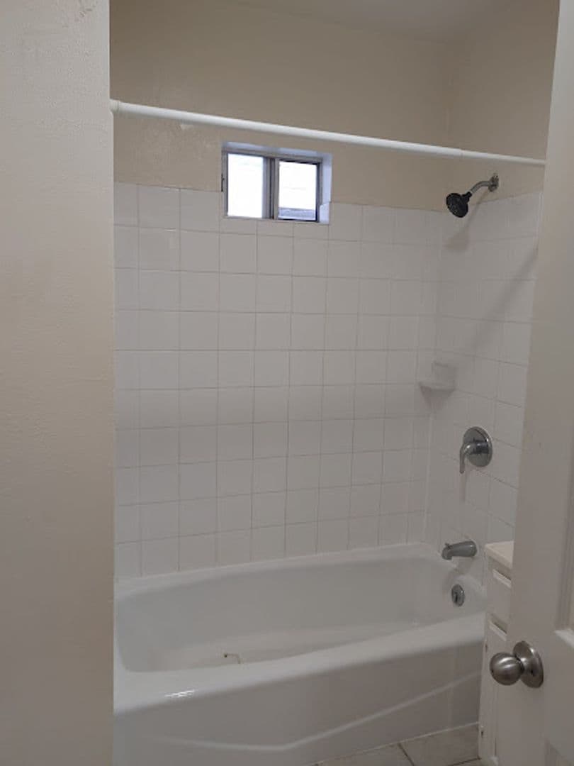 LONG BEACH House: 1209 E BROADWAY STREET