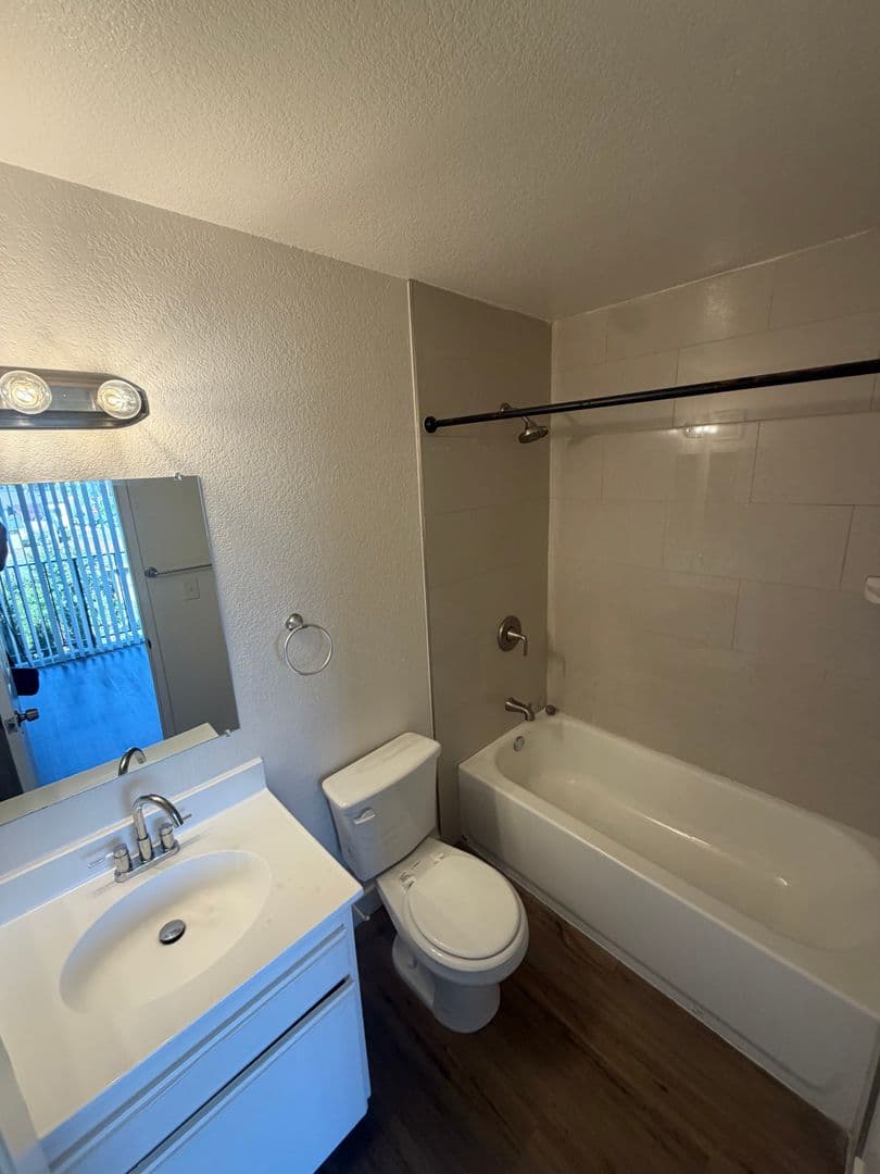 LONG BEACH Apartment: 1115 - 25 TEMPLE AVE.