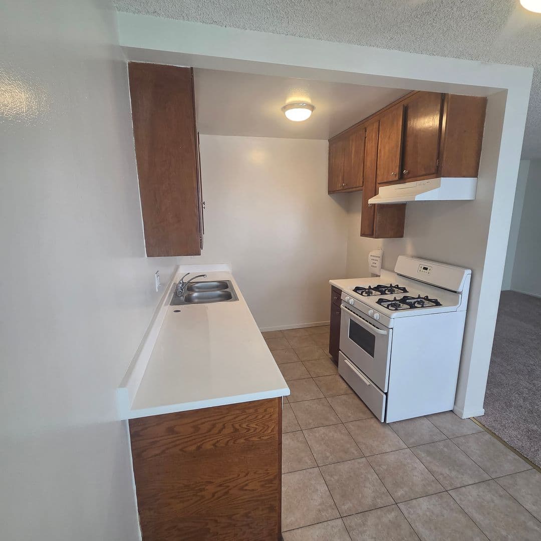 LONG BEACH Apartment: 1043 NEWPORT AVENUE