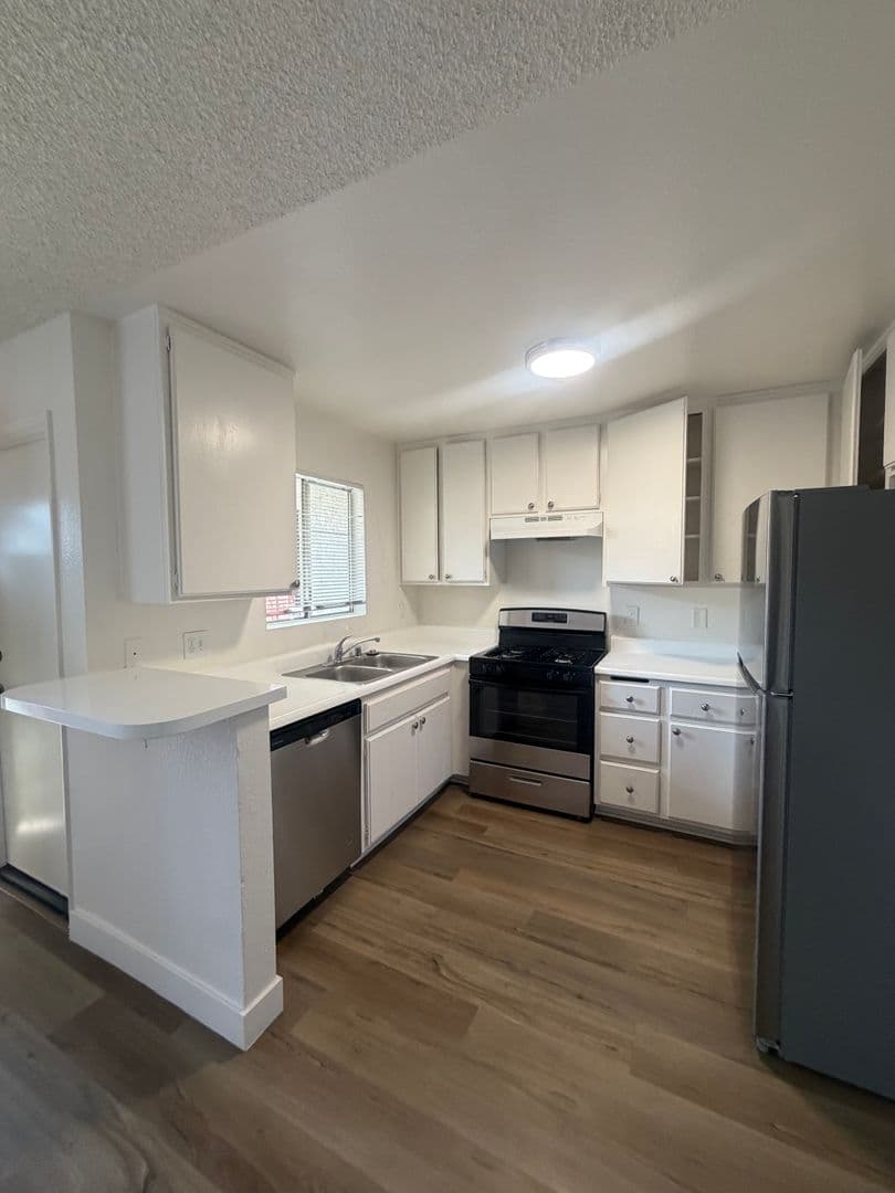 LONG BEACH Apartment: 1115 - 25 TEMPLE AVE.