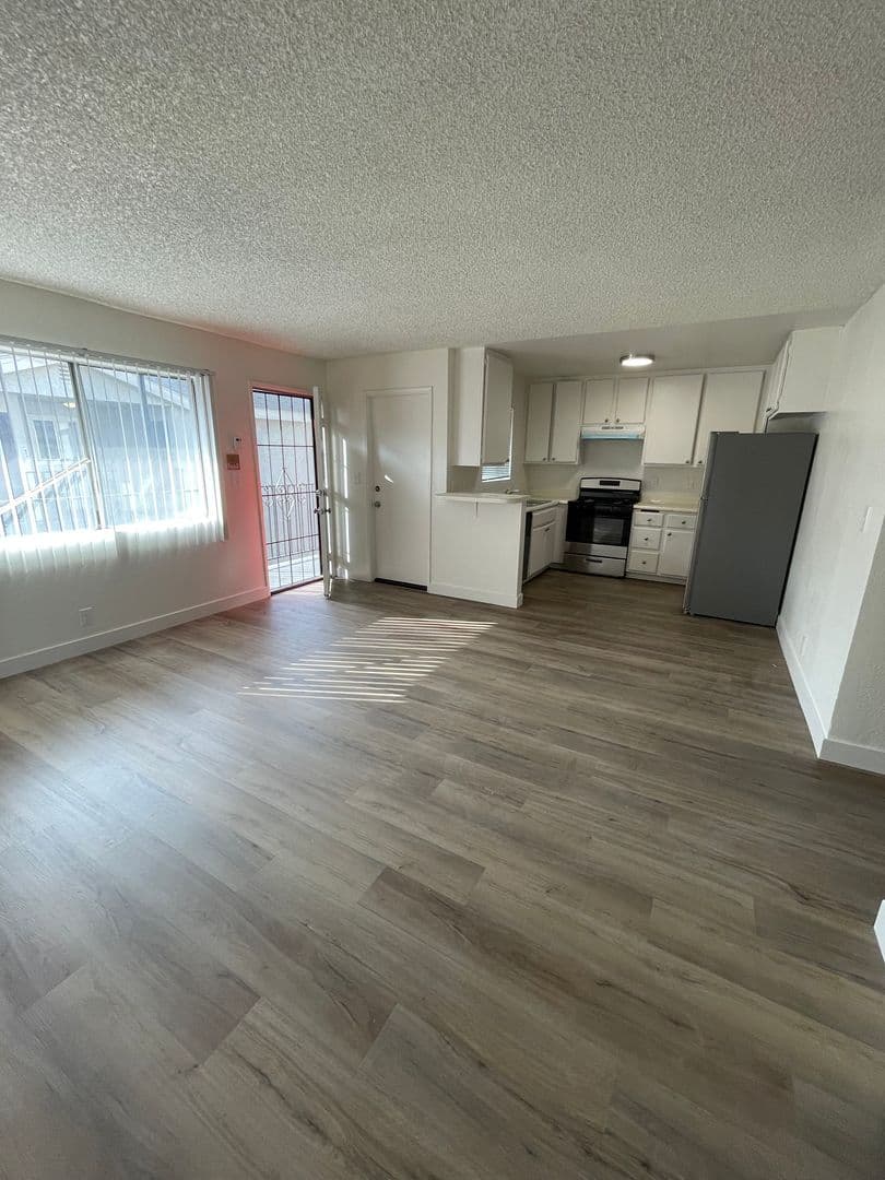 LONG BEACH Apartment: 1115 - 25 TEMPLE AVE.