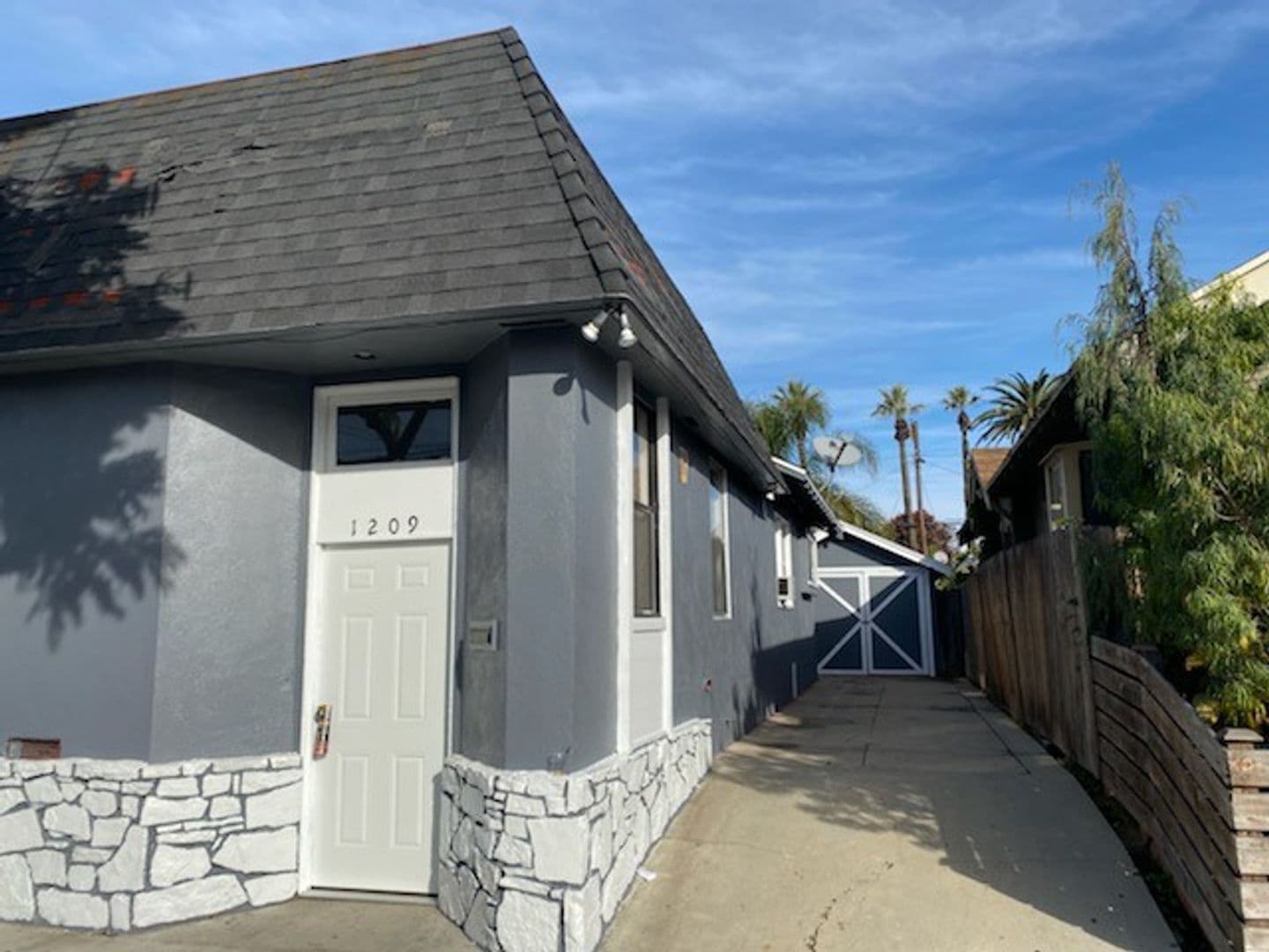 LONG BEACH House: 1209 E BROADWAY STREET