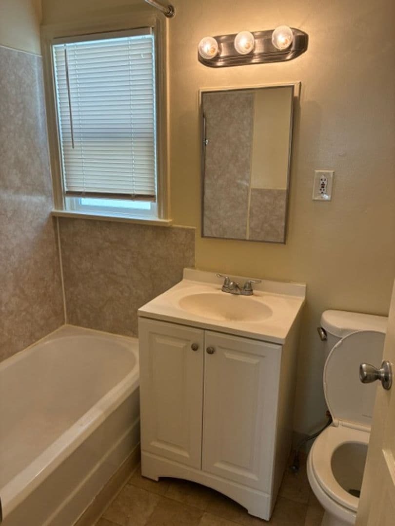 LONG BEACH Apartment: 1065-75 E. FIRST ST.