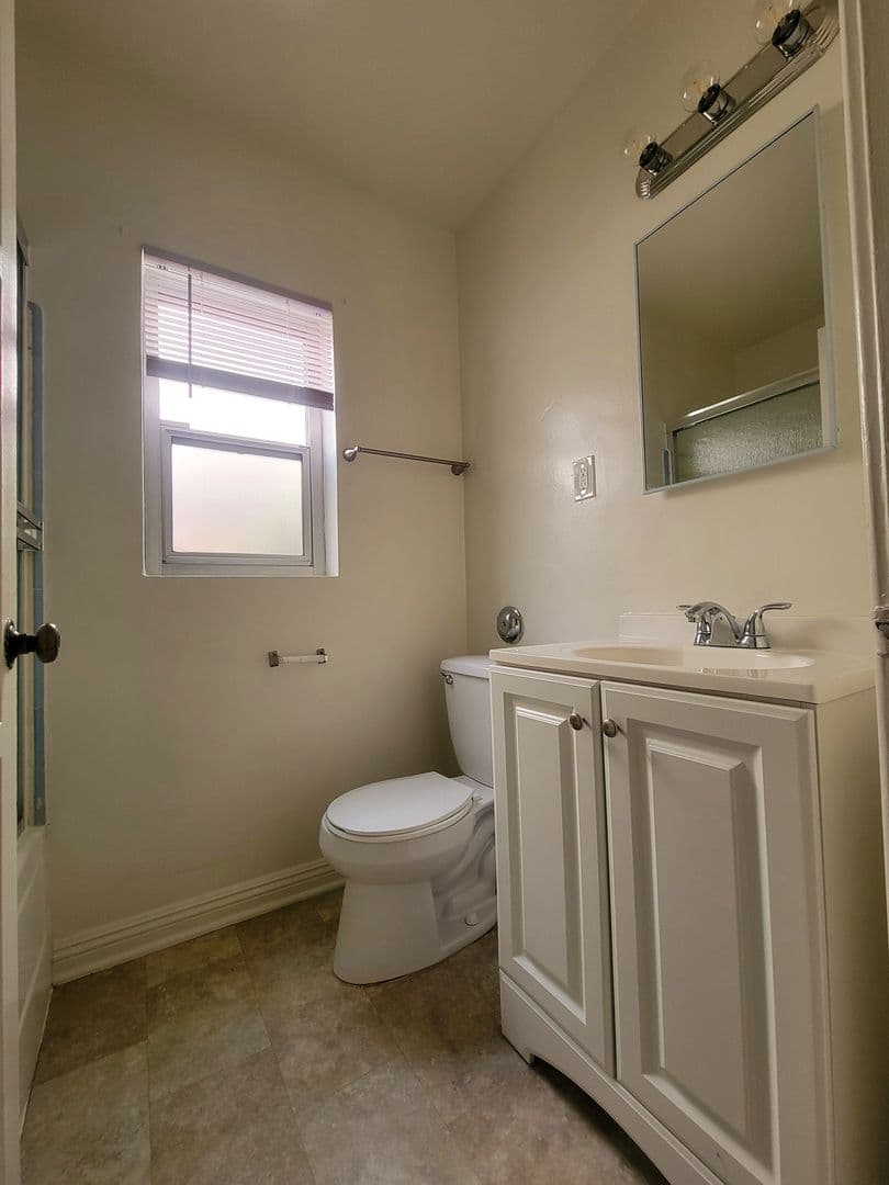 LONG BEACH Apartment: 917 E. 1ST STREET