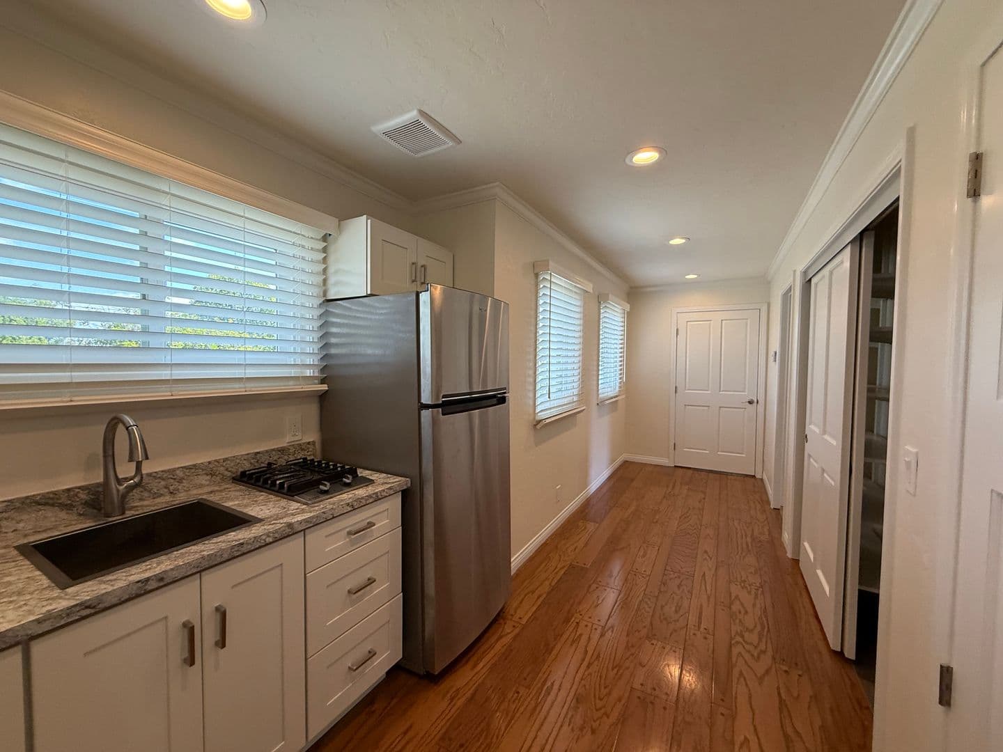 LONG BEACH House: 5290 1/2 E. EL ROBLE STREET