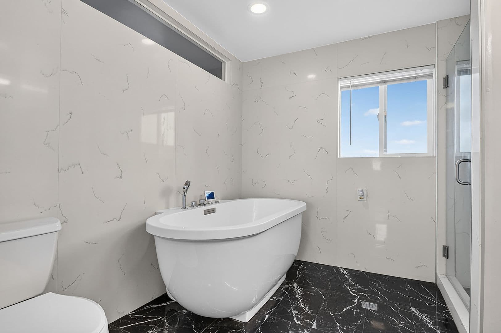 SIGNAL HILL Apartment: 2699 E. 20TH STREET