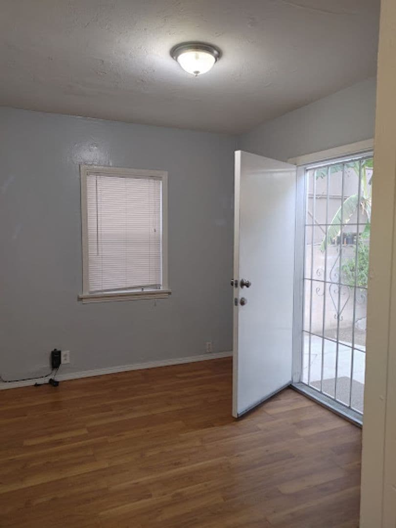 LONG BEACH House: 1209 E BROADWAY STREET