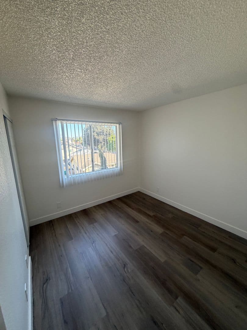 LONG BEACH Apartment: 1115 - 25 TEMPLE AVE.