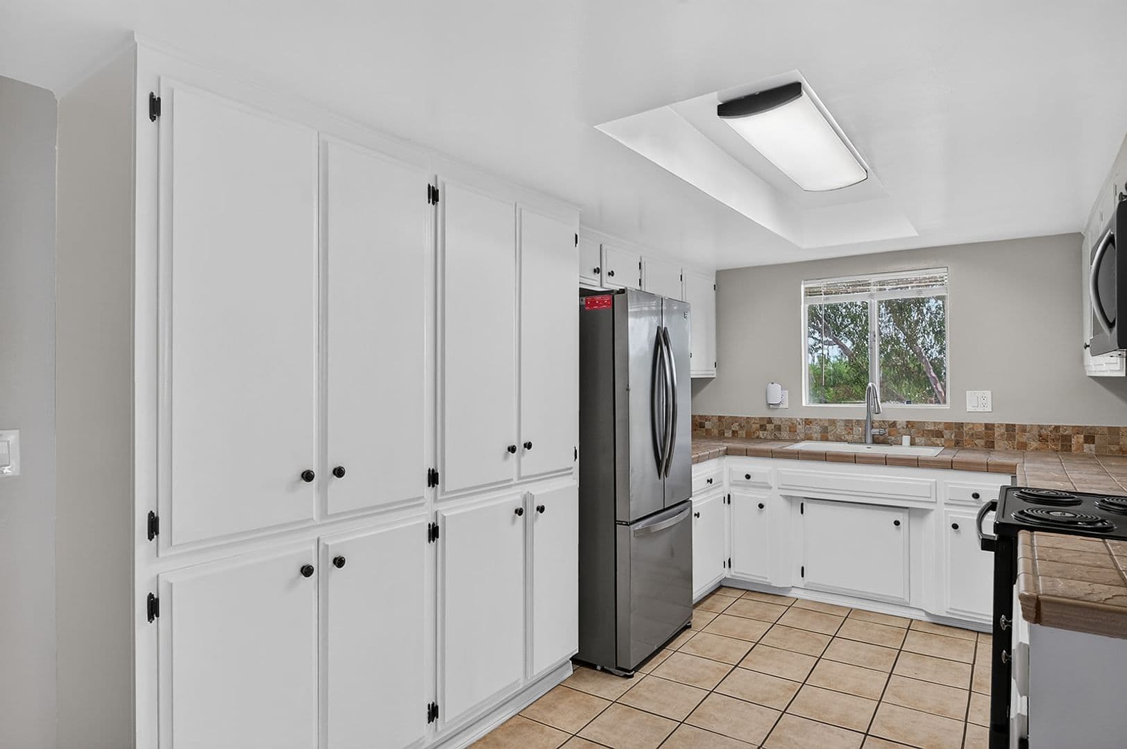 SIGNAL HILL Apartment: 2699 E. 20TH STREET
