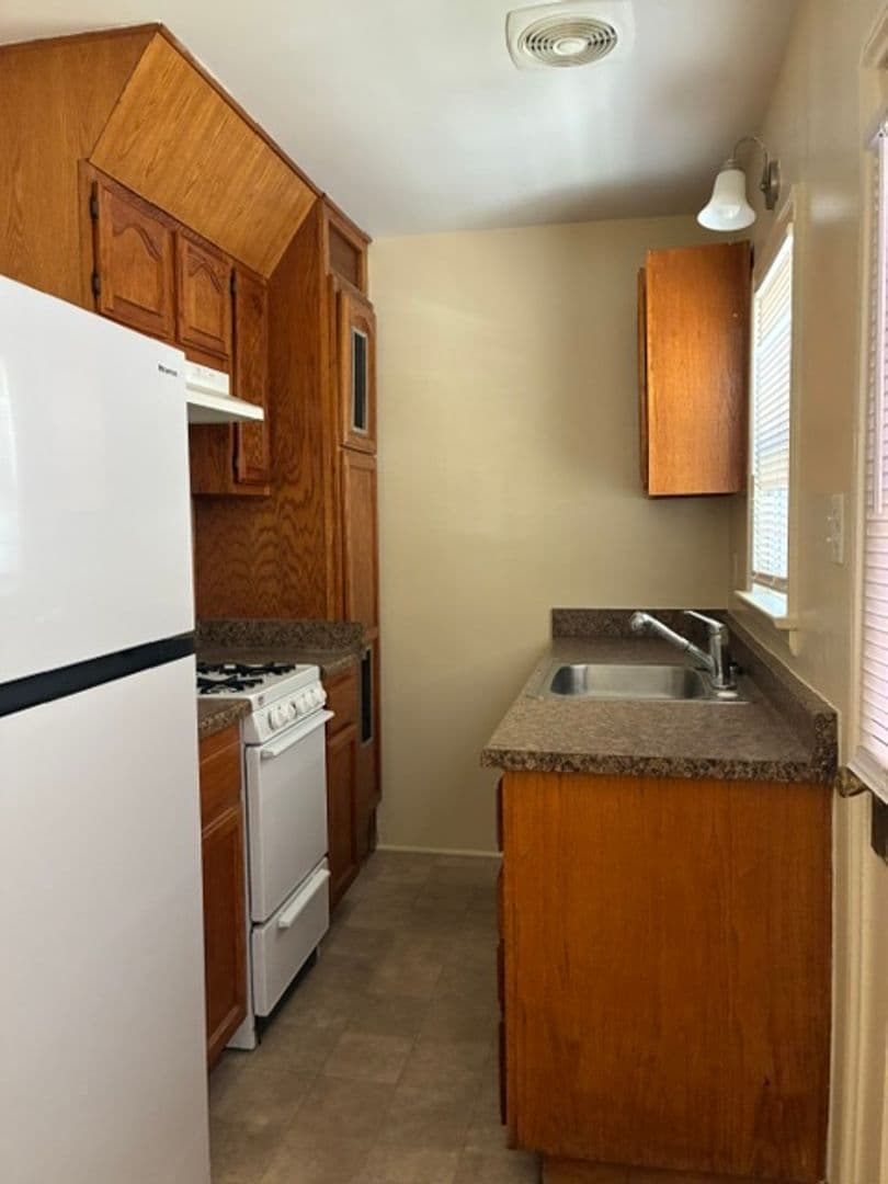 LONG BEACH Apartment: 1065-75 E. FIRST ST.