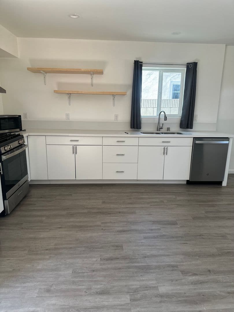 LONG BEACH House: 6529 WALNUT AVENUE