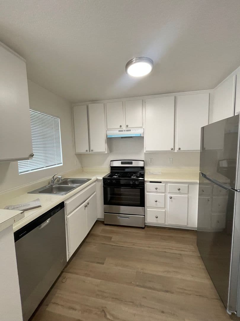 LONG BEACH Apartment: 1115 - 25 TEMPLE AVE.