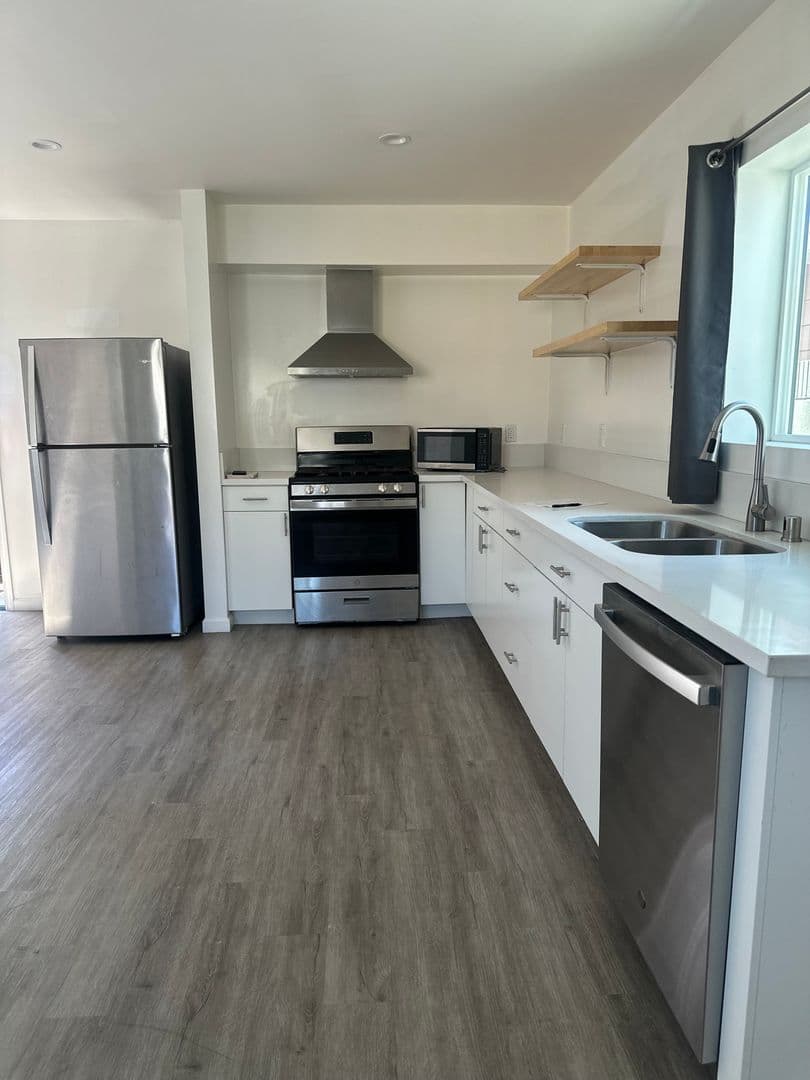 LONG BEACH House: 6529 WALNUT AVENUE