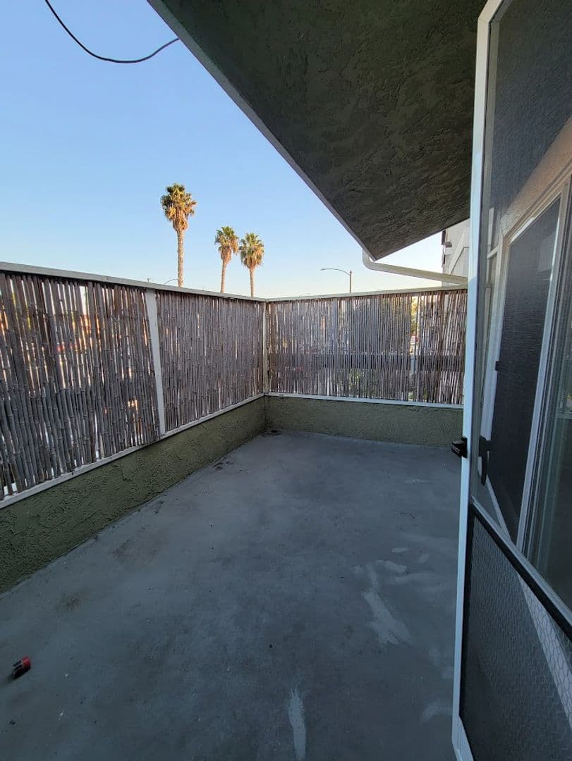 LONG BEACH Apartment: 735 REDONDO AVE