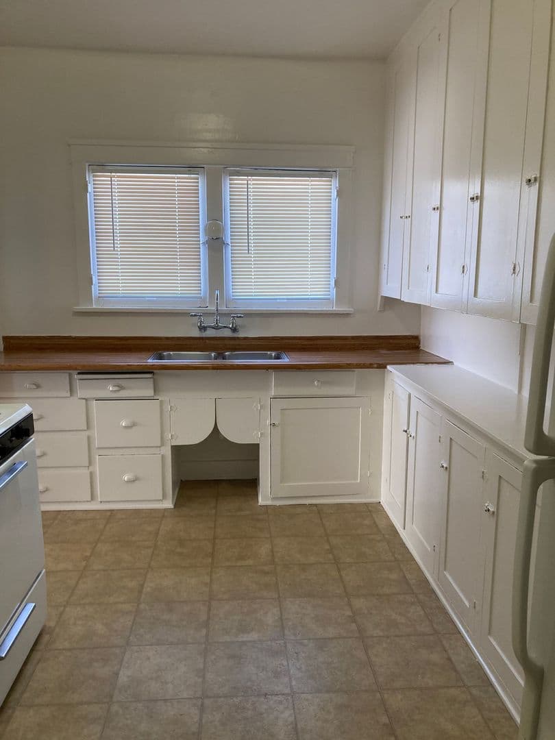 LONG BEACH Apartment: 2223-2229 E. 7TH ST.