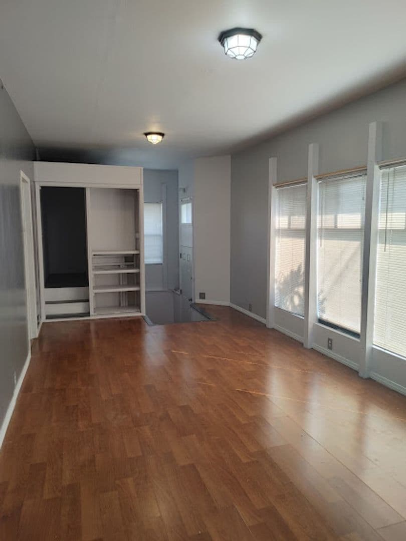 LONG BEACH House: 1209 E BROADWAY STREET