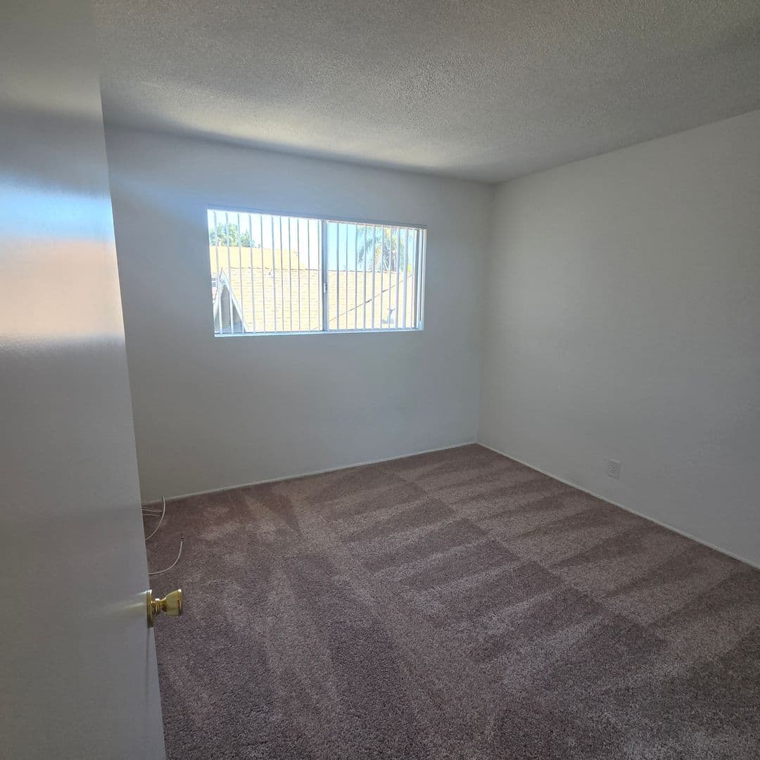 LONG BEACH Apartment: 815 GLADYS AVENUE