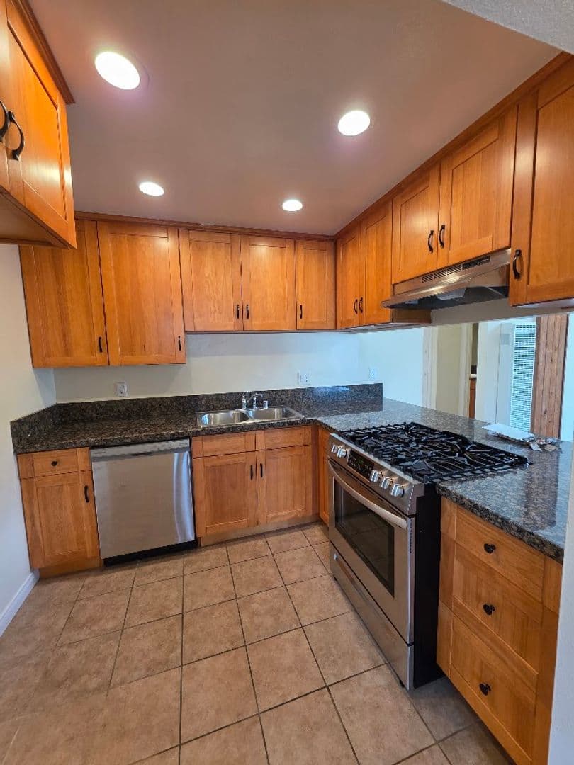 LONG BEACH Apartment: 729 FREEMAN AVE.