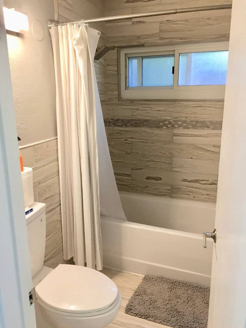 San Diego Apartment: 2055 Albatross St