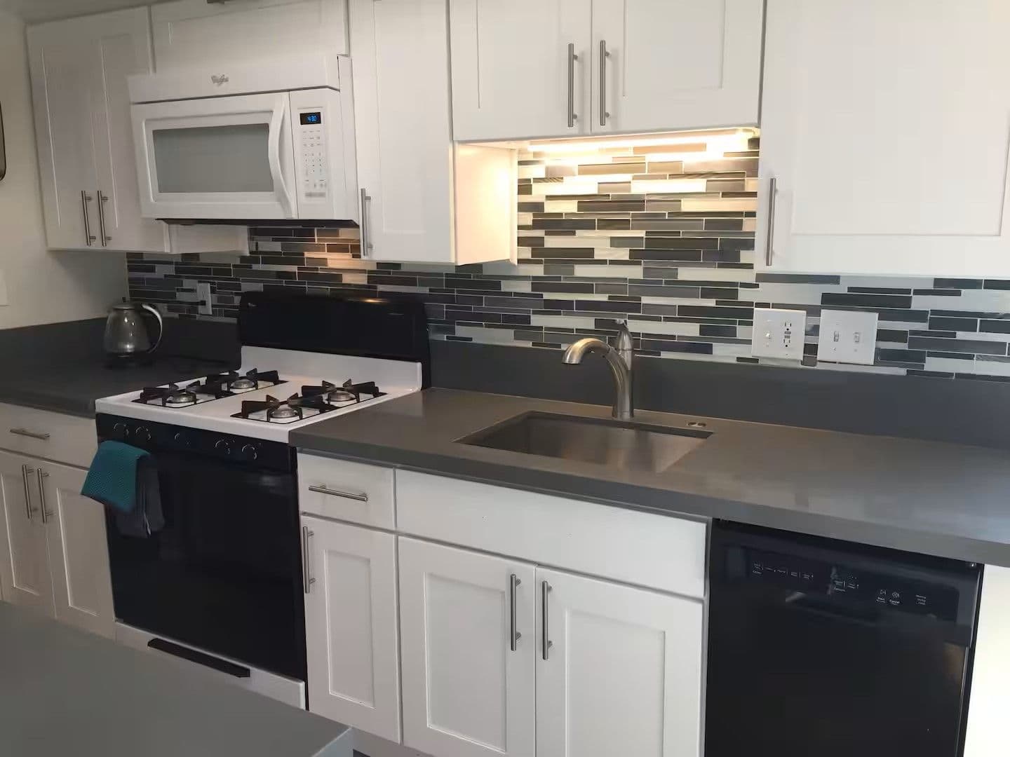 San Diego Apartment: 2055 Albatross St
