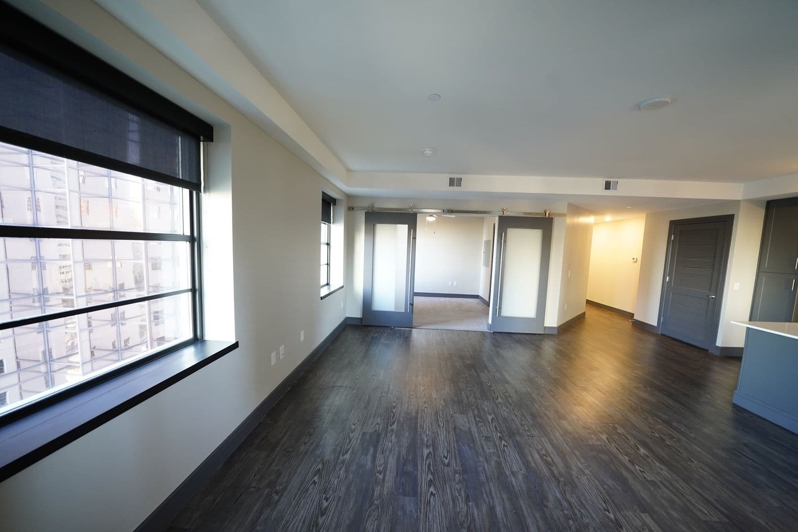 Dallas Apartment: 1900 Pacific Ave