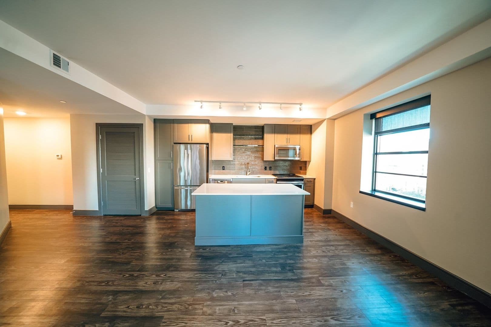 Dallas Apartment: 1900 Pacific Ave