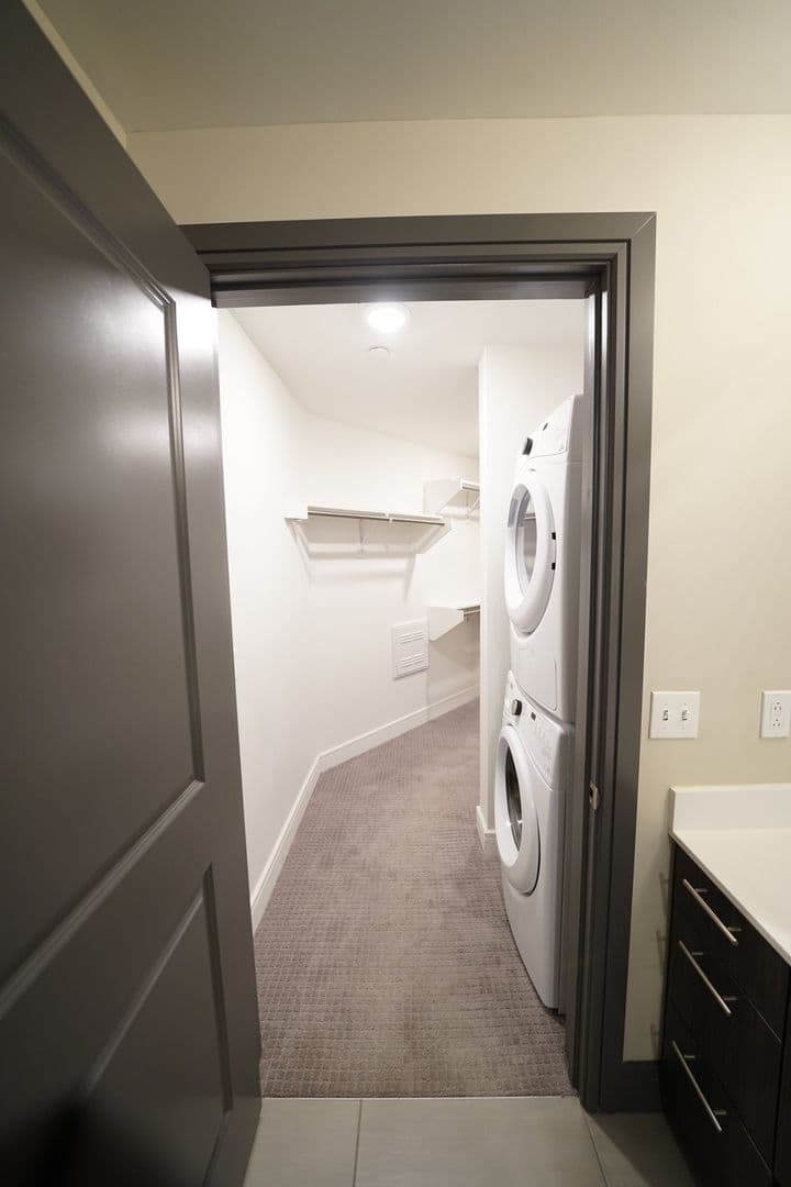 Dallas Apartment: 1900 Pacific Ave