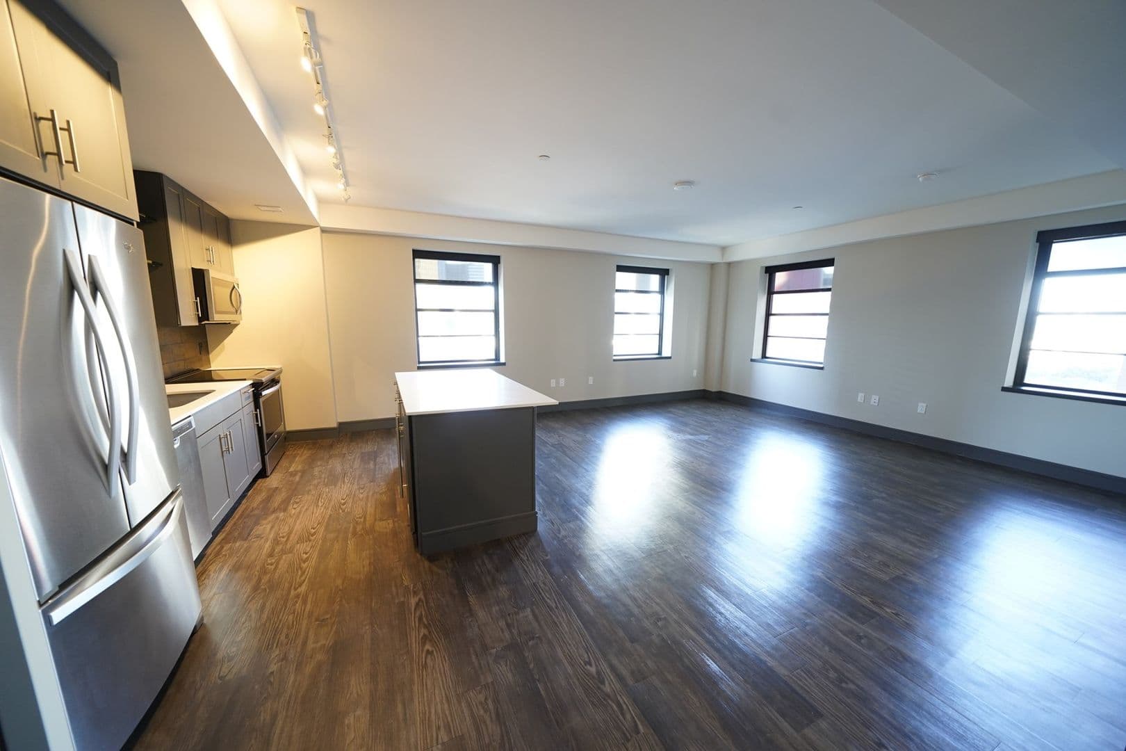 Dallas Apartment: 1900 Pacific Ave