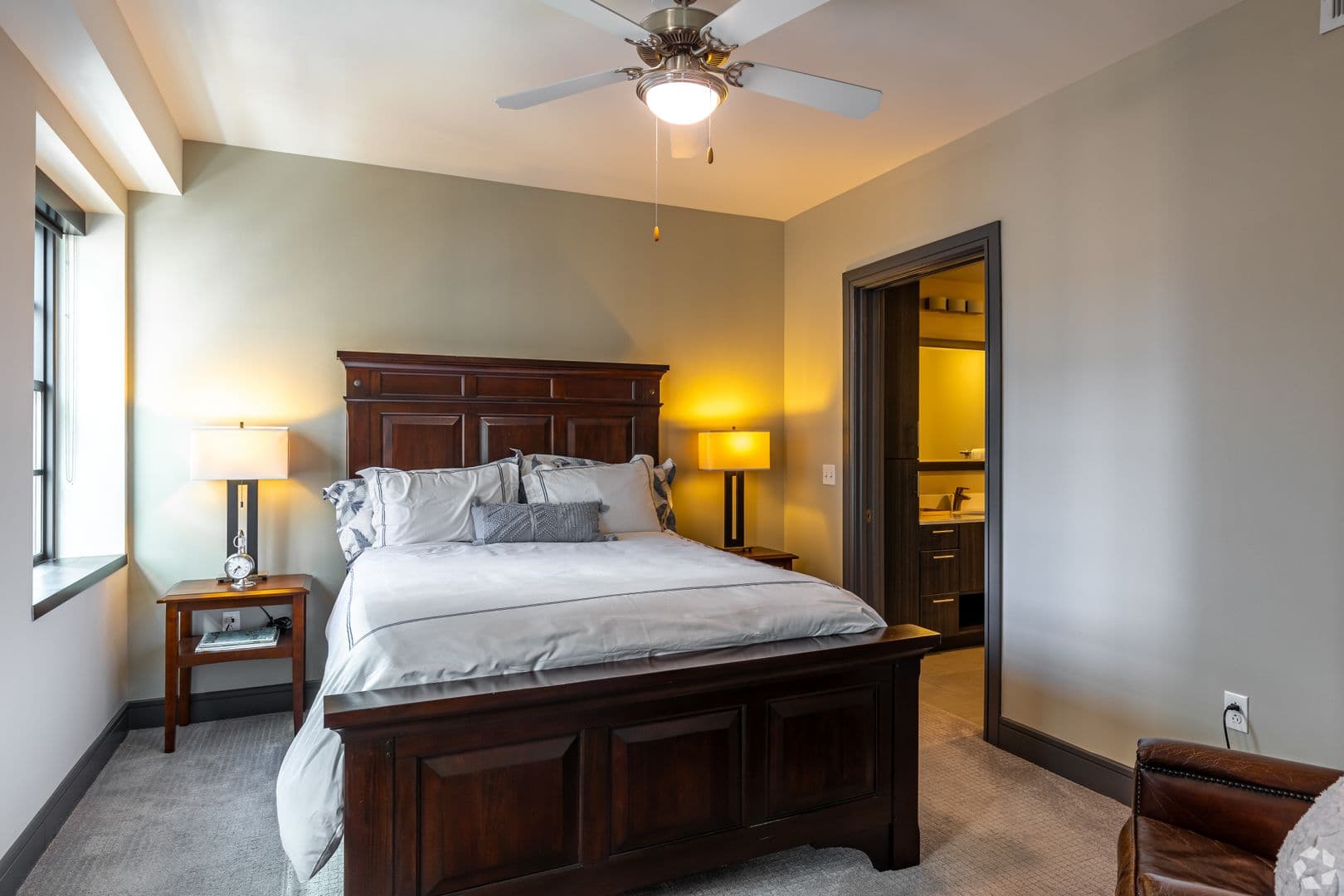 Dallas Apartment: 1900 Pacific Ave