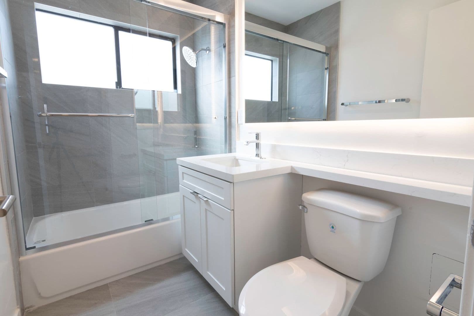 Los Angeles Apartment: 11665 Mayfield Ave