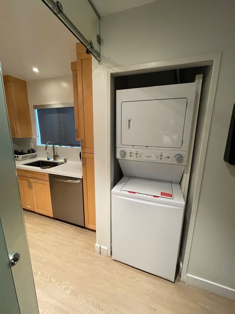 Los Angeles Apartment: 11665 Mayfield Ave