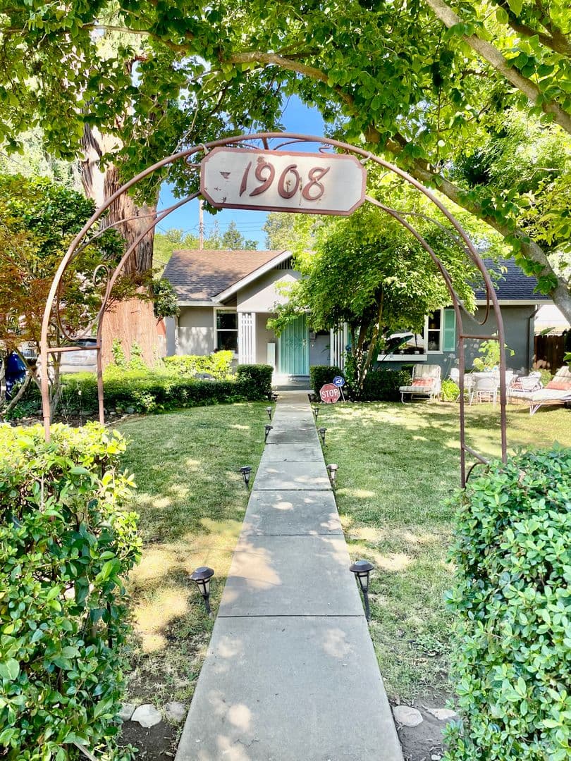 Sacramento House: 1908 42nd Street