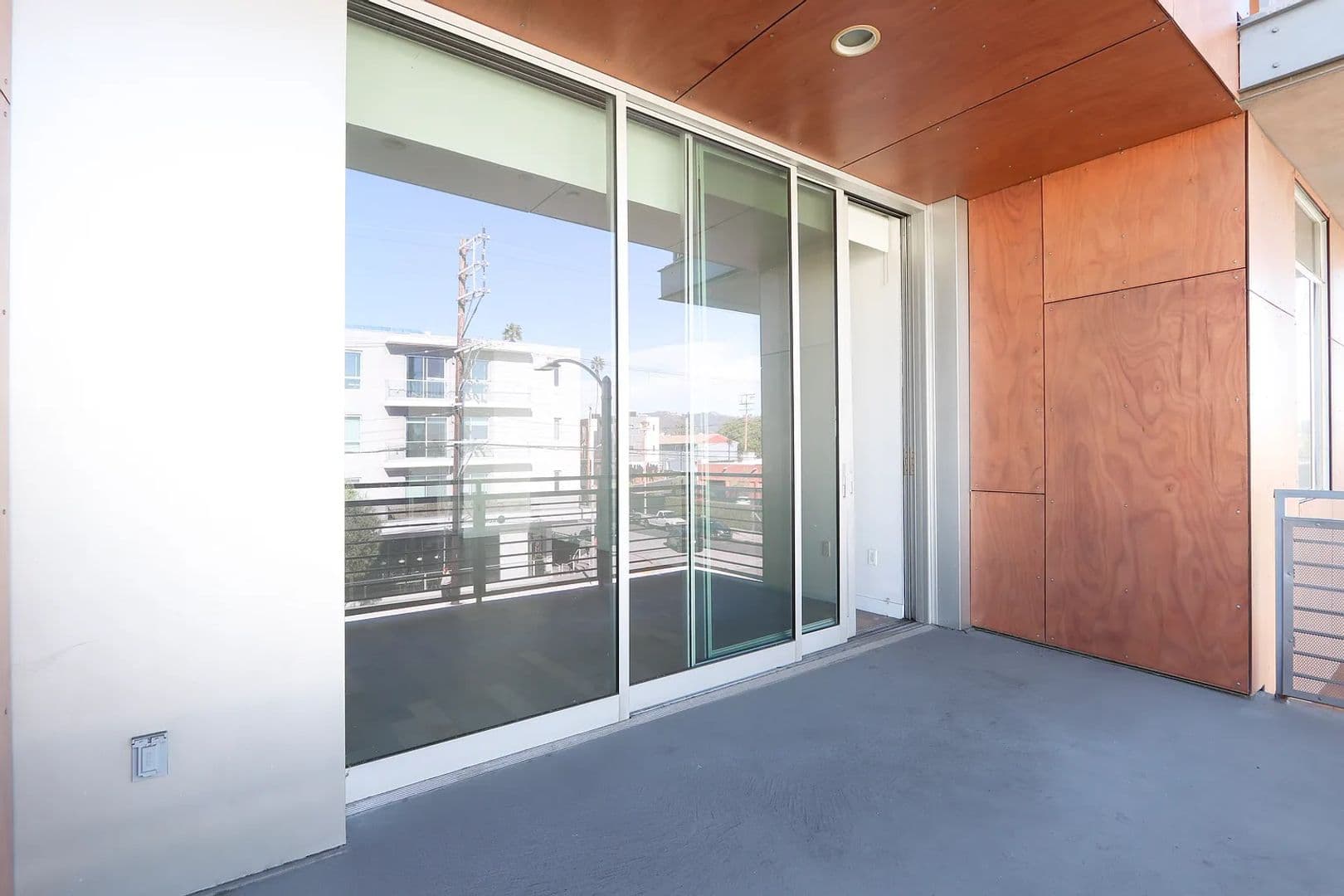 Los Angeles Apartment: 5700 Melrose Avenue