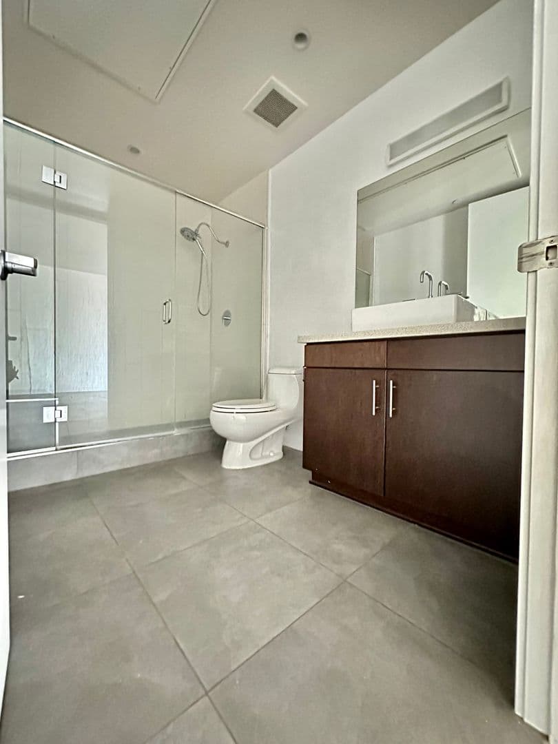 Los Angeles Apartment: 5700 Melrose Avenue