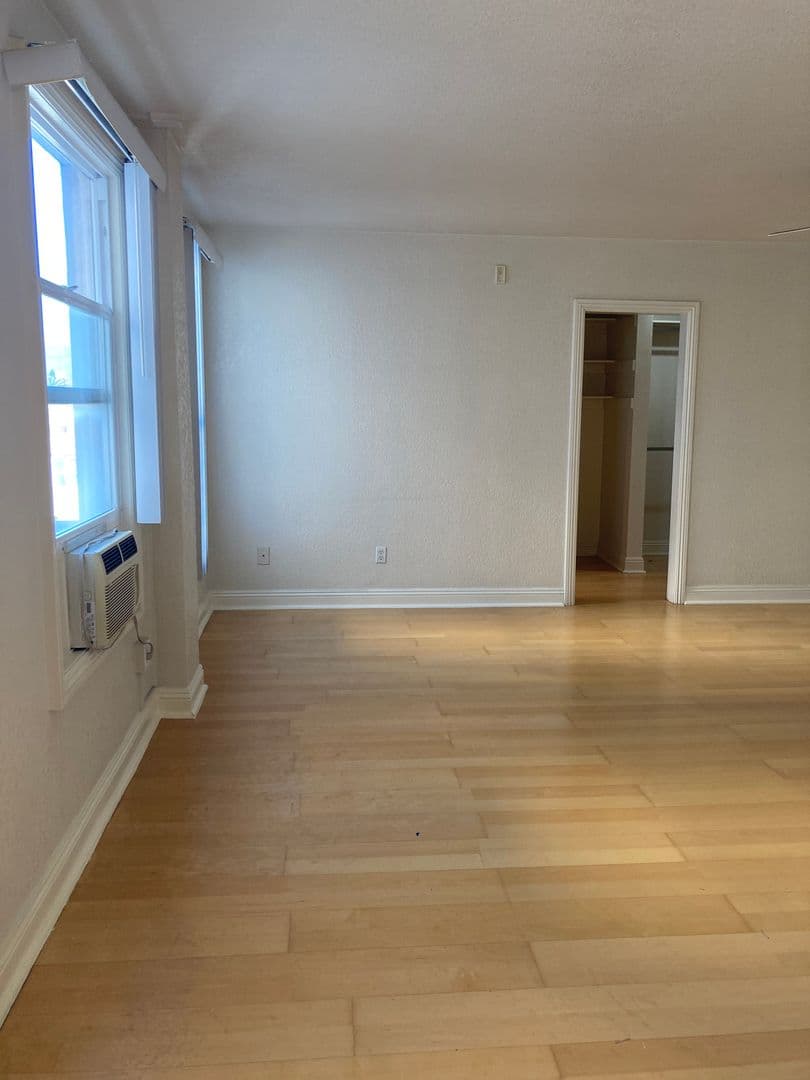 Los Angeles Apartment: 938 S. Lake Street