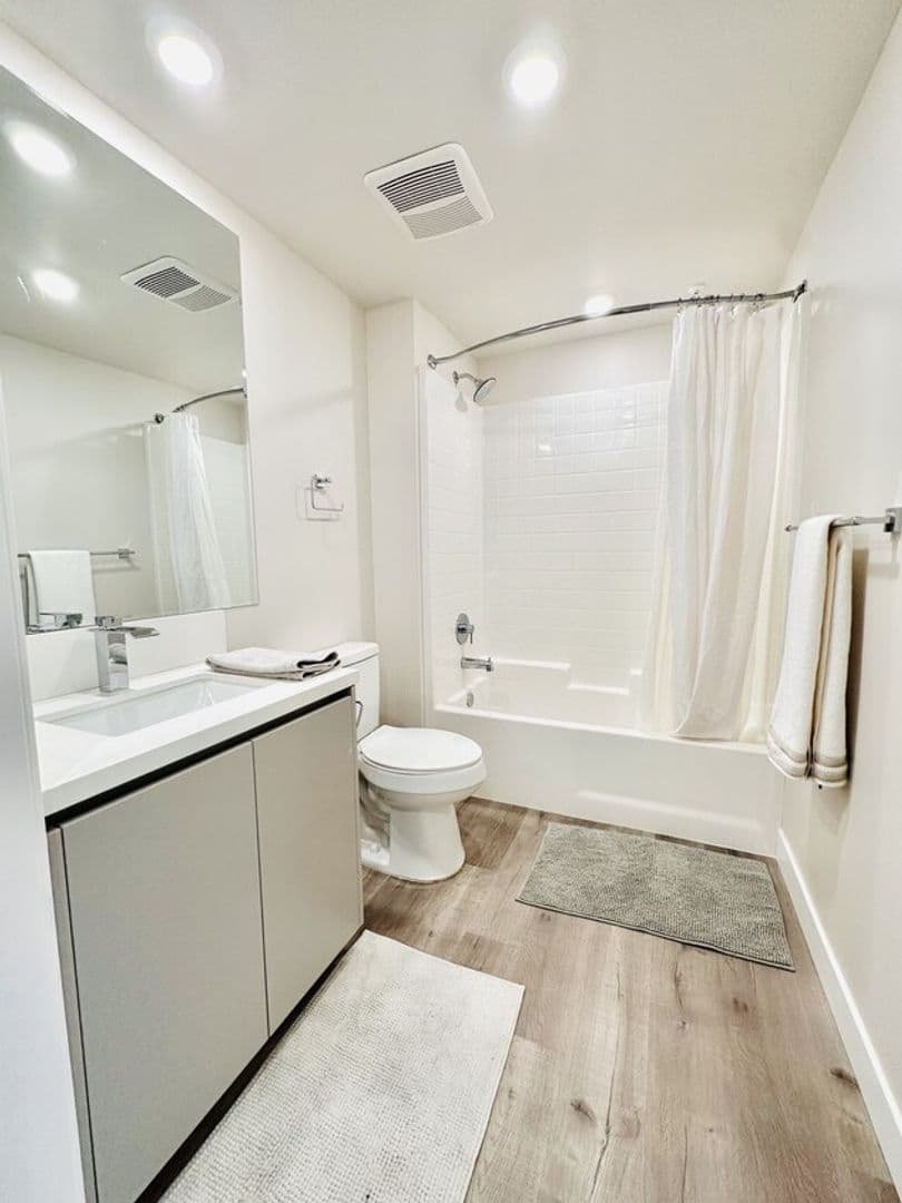 Los Angeles Apartment: 4660 Melrose Avenue