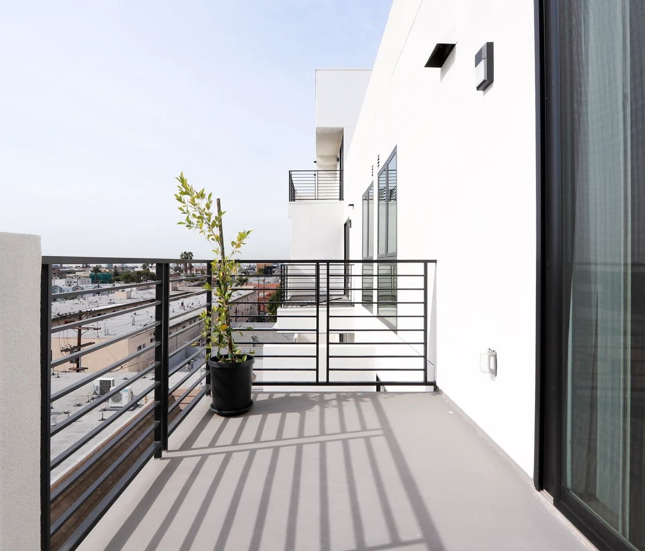 Los Angeles Apartment: 4660 Melrose Avenue