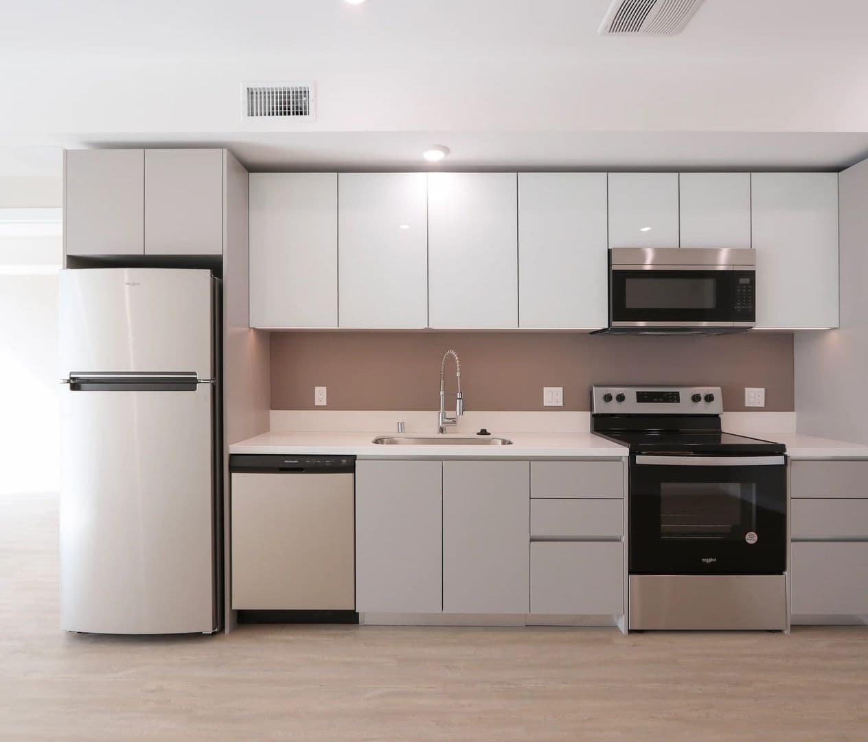 Los Angeles Apartment: 4660 Melrose Avenue