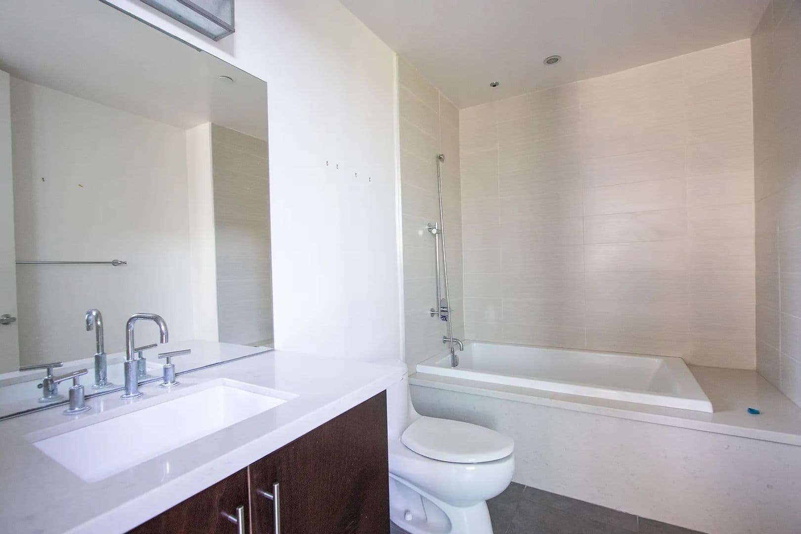 Los Angeles Apartment: 5700 Melrose Avenue