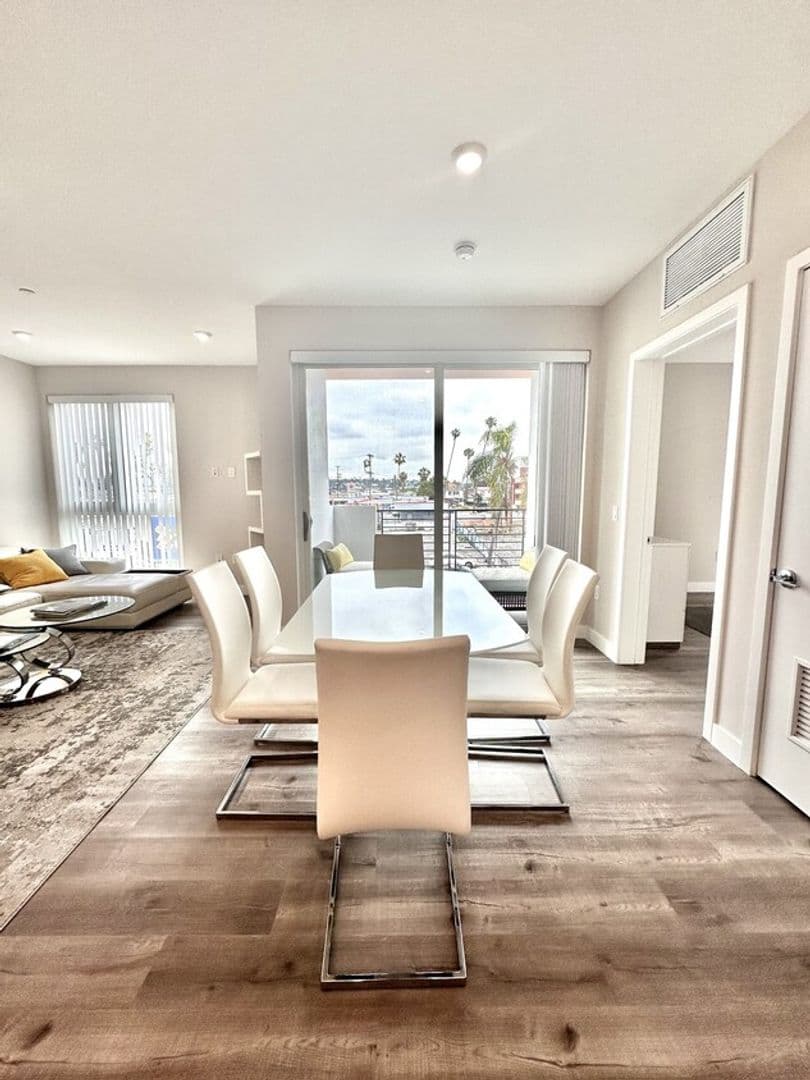 Los Angeles Apartment: 4660 Melrose Avenue