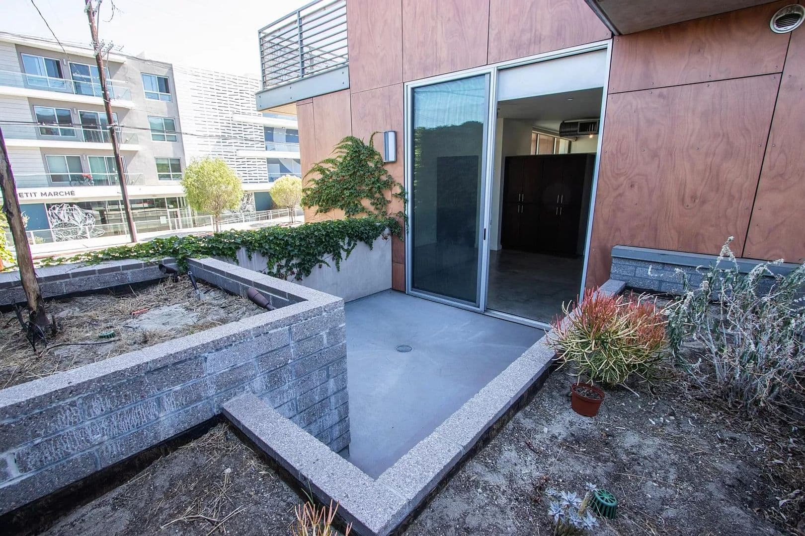 Los Angeles Apartment: 5700 Melrose Avenue
