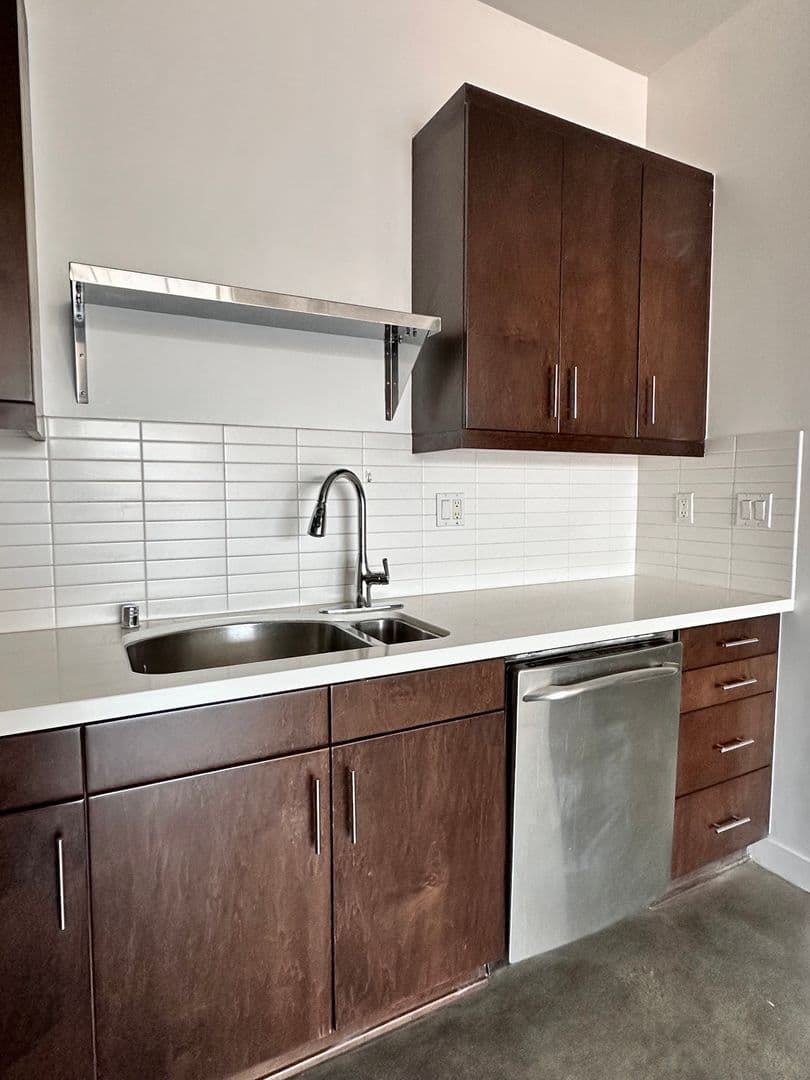 Los Angeles Apartment: 5700 Melrose Avenue