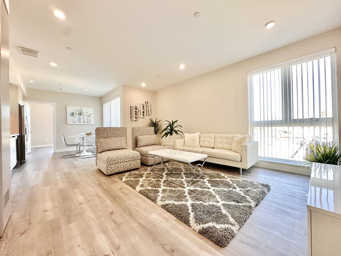 Los Angeles Apartment: 4660 Melrose Avenue