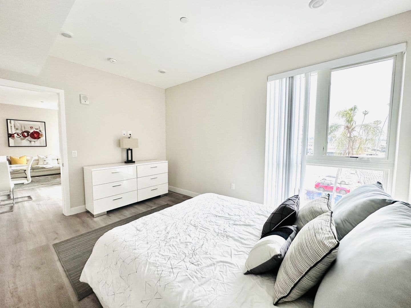 Los Angeles Apartment: 4660 Melrose Avenue