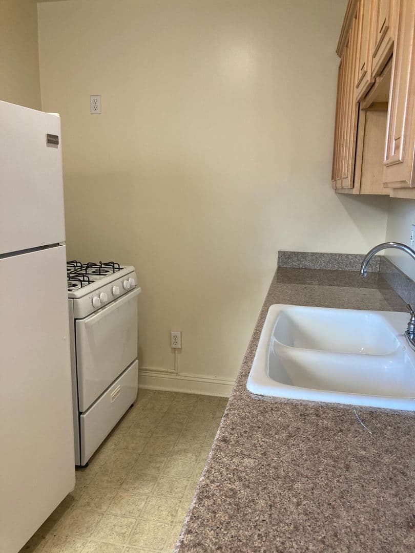 Los Angeles Apartment: 938 S. Lake Street