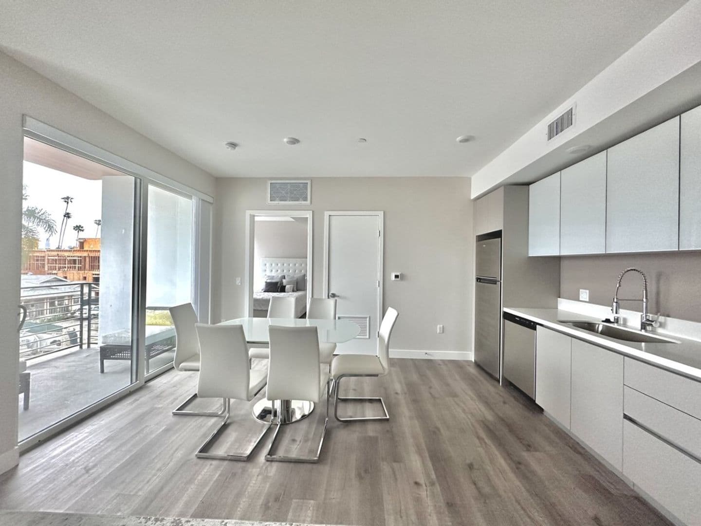 Los Angeles Apartment: 4660 Melrose Avenue
