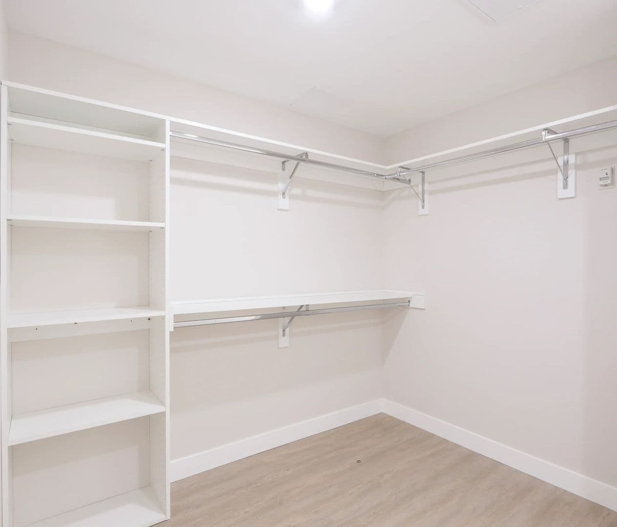 Los Angeles Apartment: 4660 Melrose Avenue