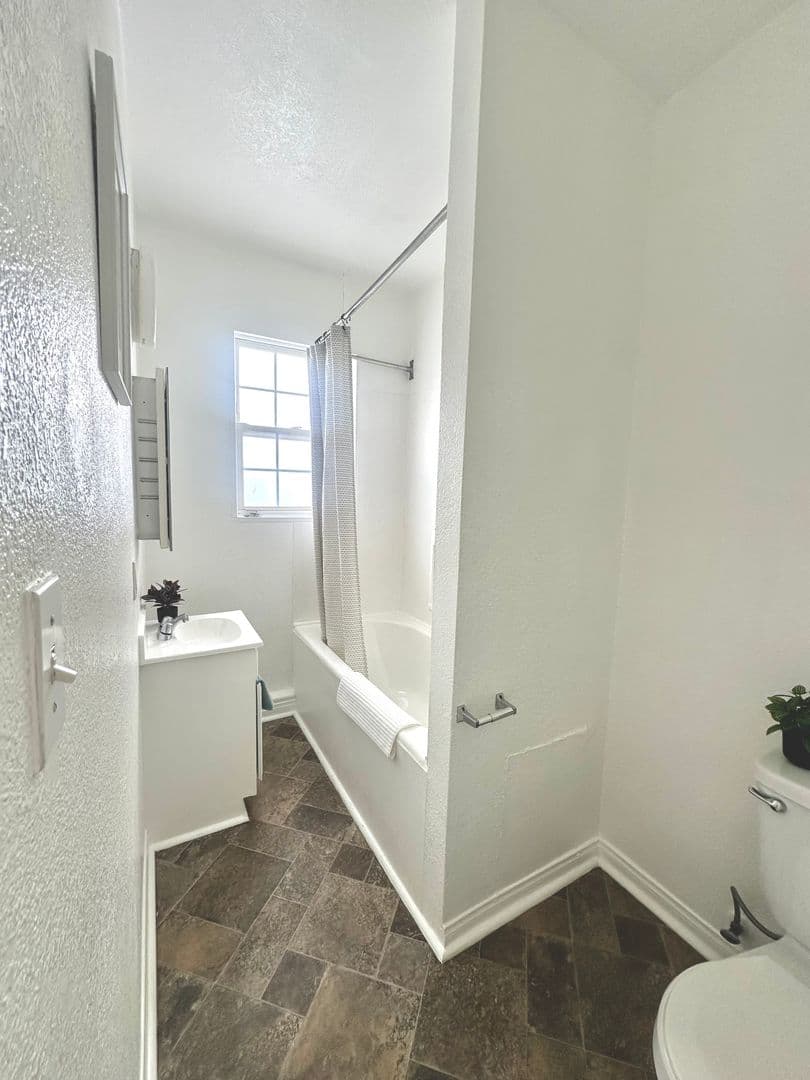 Los Angeles Apartment: 2121 W. 11th Street
